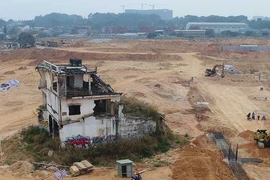Vì sao Bến xe Miền Đông mới chưa xong?
