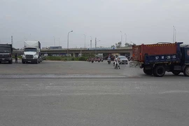 Hàng loạt xe container dừng đỗ ở vòng xoay Phú Hữu