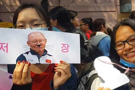 Hàng ngàn người xếp hàng dài để được vào sân Thống Nhất
