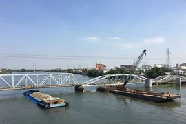 Chui qua cầu đường sắt Bình Lợi phải nộp phí? 