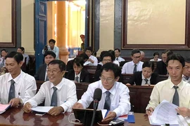 Luật sư đang ngồi tòa bị xóa tên, tính sao?