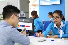Ám ảnh quà tặng, phí gầm bàn khi vay tiền ngân hàng