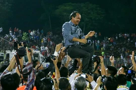 Chưa có bằng đại học, đưa bầu Đức vào làm gì?