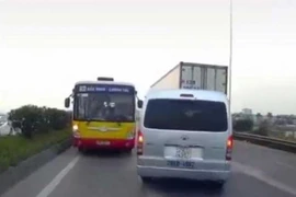 Tước bằng lái tài xế xe buýt đi ngược chiều trên QL