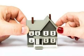 Tố vợ ngoại tình với ‘phi công’ trẻ, chiếm tài sản chung