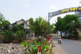 Thủ Đức và quận 12: Nước kênh có màu lạ
