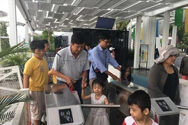 Buýt sông đang làm nhiệm vụ tàu du lịch