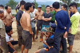 Thi thể phượt thủ đã được đưa lên đỉnh thác