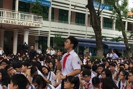 Con thi lớp 10, cha mẹ ‘ngồi trên đống lửa’