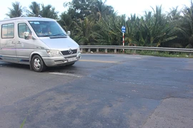 Mố cầu bị sụp, lún tại đường dẫn cầu Cổ Chiên