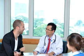 Khách Tây rủ nhau sang Việt Nam… chữa bệnh