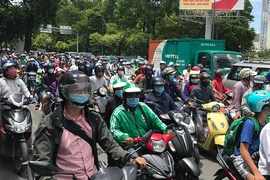 Nhiều điểm tụ tập đông người, giao thông ách tắc