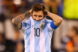 Messi hứng ‘mưa đá’, đòi đuổi về vườn!