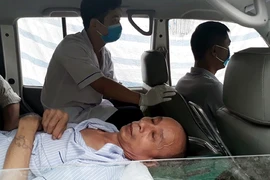 Áp giải kẻ dâm ô bé gái tới tòa bằng xe cứu thương