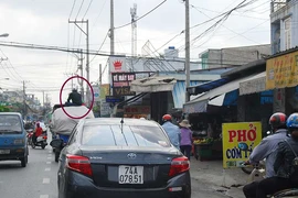 Leo lên nóc xe ngồi