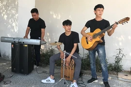 Chơi nhạc nơi công cộng có cần xin phép?