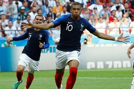 Pháp - Uruguay: ‘Súng một nòng’ chọi ‘súng ba nòng’