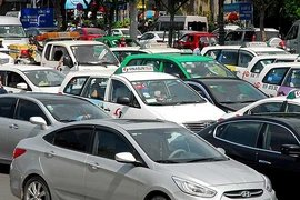 Taxi truyền thống lại ‘tố’ Grab thao túng thị trường