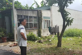 Sự thật vụ ‘bỏ tiền làm đường, bị còng tay’