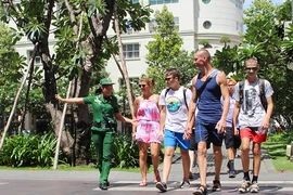 Áo xanh ‘giải cứu’ khách Tây giữa Sài Gòn