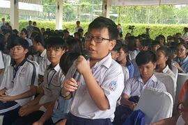 Nghe trẻ chất vấn người lớn