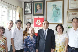 Thủ tướng thăm hỏi các gia đình liệt sĩ tại Hà Nội