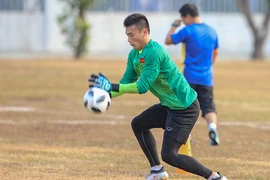 Đá đi, đừng than nữa!