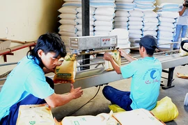Trung Quốc tăng thuế sốc, gạo nếp Việt đình trệ
