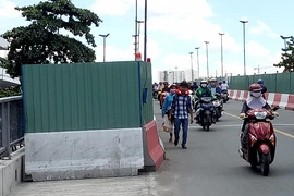 Mở rộng cầu, người đi bộ bị đẩy xuống lòng đường
