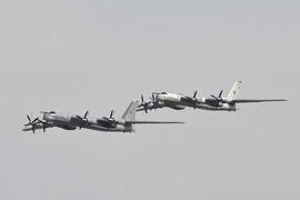 F-22 Mỹ bám sát ‘gấu Nga’ trên Bắc Băng Dương