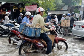 TP Long Xuyên bất ngờ ngập sâu do triều cường