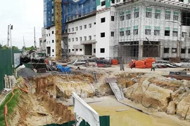 Mở lại đường bị đóng để xây bệnh viện