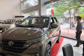Đại lý ô tô tung chiêu ‘bia kèm lạc’