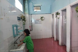 Học sinh nhịn tiểu vì nhà vệ sinh quá hôi