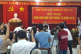 Họp báo vụ đổi 100USD: Hàng chục câu hỏi chưa được trả lời