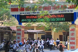 Cho 7 học sinh xúc phạm thầy cô trên Facebook đi học lại