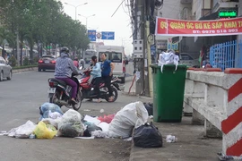 Rác tràn xuống đường