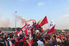 CĐV Việt Nam đốt pháo sáng ngoài sân Mỹ Đình