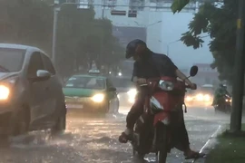 TP.HCM hứng chịu mưa lớn, nhiều nơi ngập sâu