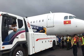 Sự cố máy bay rớt bánh: Thu bằng phi công có đúng luật?