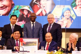 Thủ tướng Nguyễn Xuân Phúc cùng các đại biểu tại “Diễn đàn cải cách và phát triển Việt Nam” diễn ra ngày 5-12- Ảnh: C.L