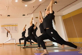 Bát nháo dạy, tập yoga