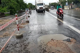 Sự thật về vá ổ gà trên quốc lộ 1 bằng… sỏi