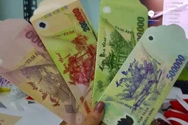 In bao lì xì hình tiền độc, lạ: Trái luật!