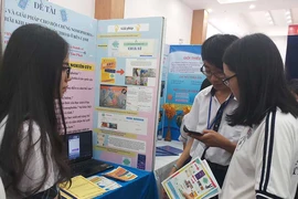 Học sinh ‘sợ hãi’ khi thiếu điện thoại