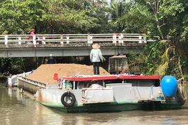 Xin xây tặng cây cầu 7,3 tỉ nhưng… vướng 2 hộ dân