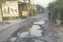 Con đường nắng bụi mù mịt, mưa lầy như ruộng cày