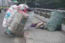 Thật nguy hiểm khi ngủ trên cầu thế này