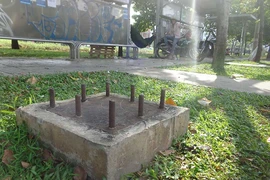 Cọc sắt nguy hiểm trên xa lộ Hà Nội