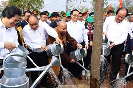 Mỗi gia đình trồng một cây, tạo nét đẹp mới của Hà thành